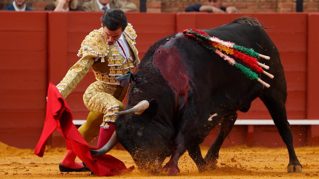 Juan Ortega pega un derechazo a un toro en Sevilla.