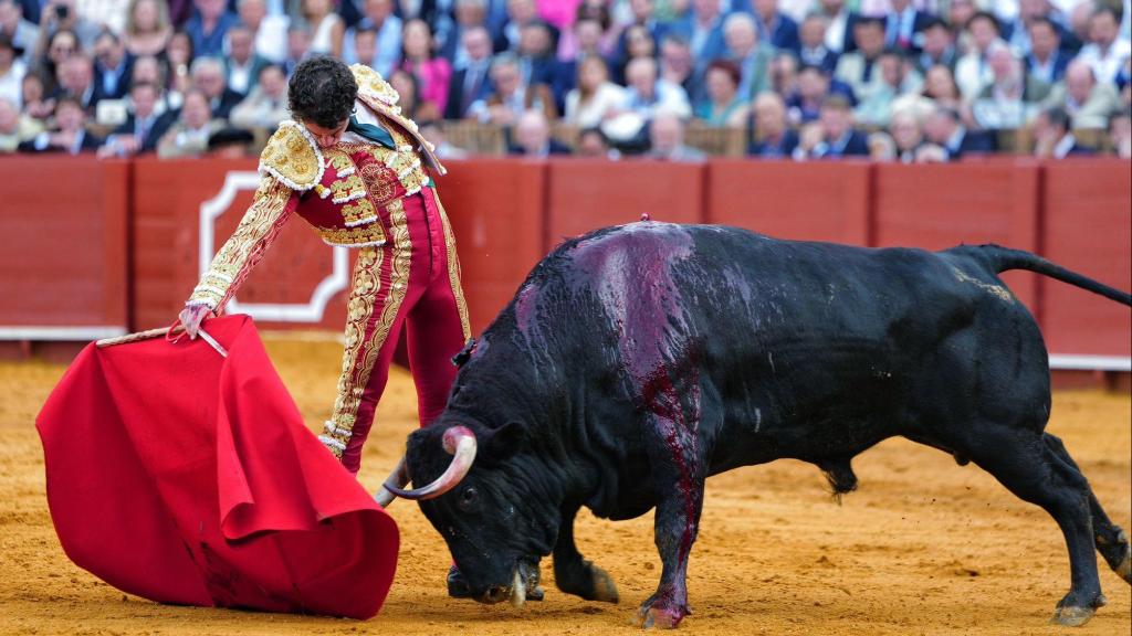 Víctor Hernández pega un derechazo en Sevilla.