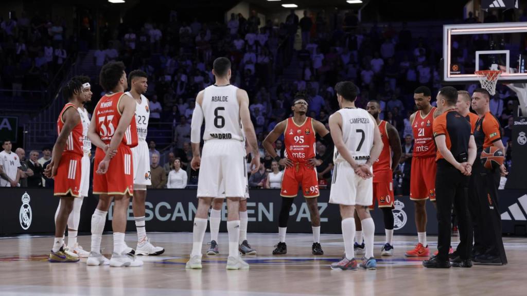 Los jugadores de Real Madrid y Estrella Roja antes del partido de la Euroliga de este jueves