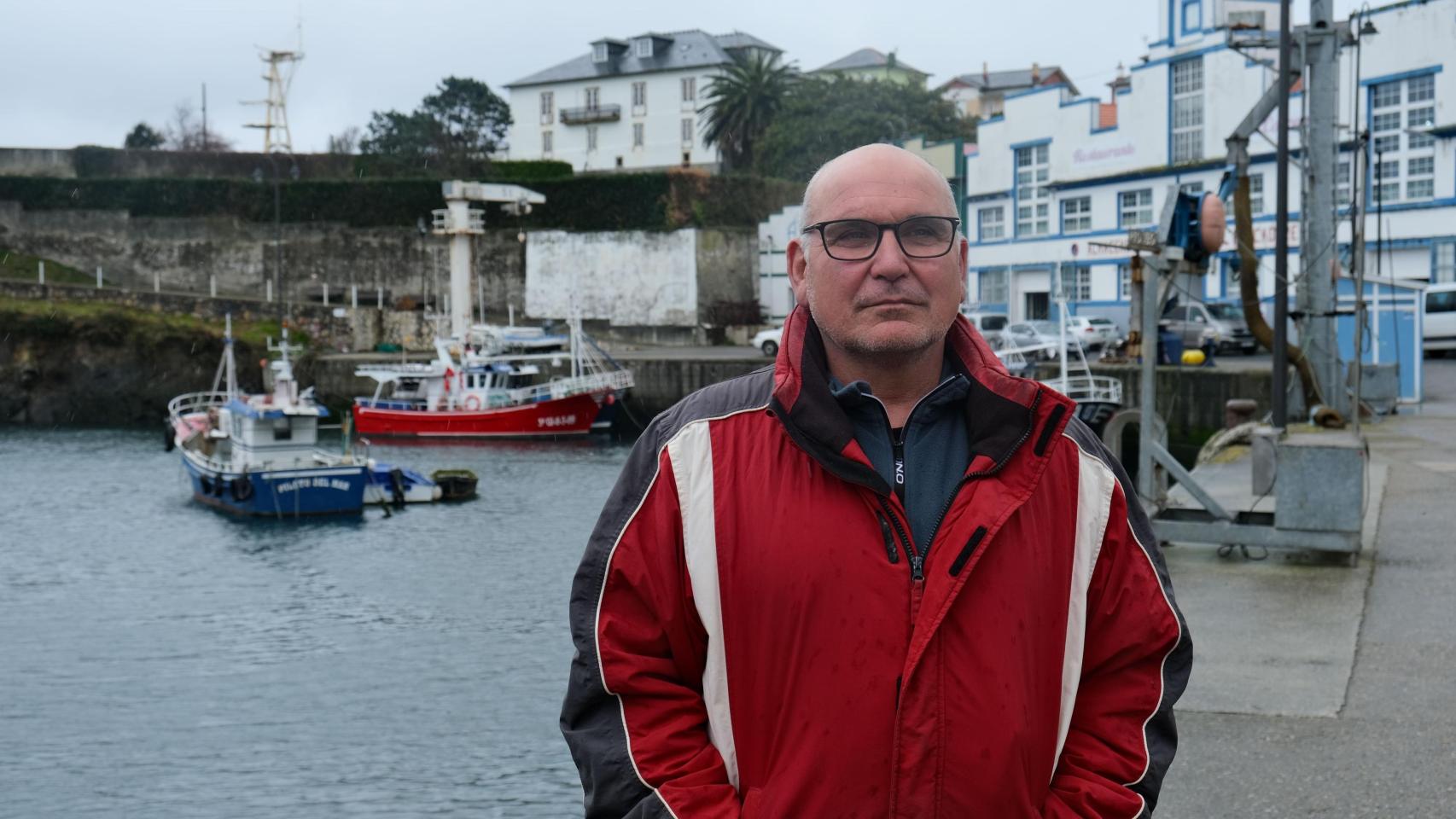 Julio Blanco, pescadero, en la pesquería de Puerto de Vega el pasado 5 de marzo.