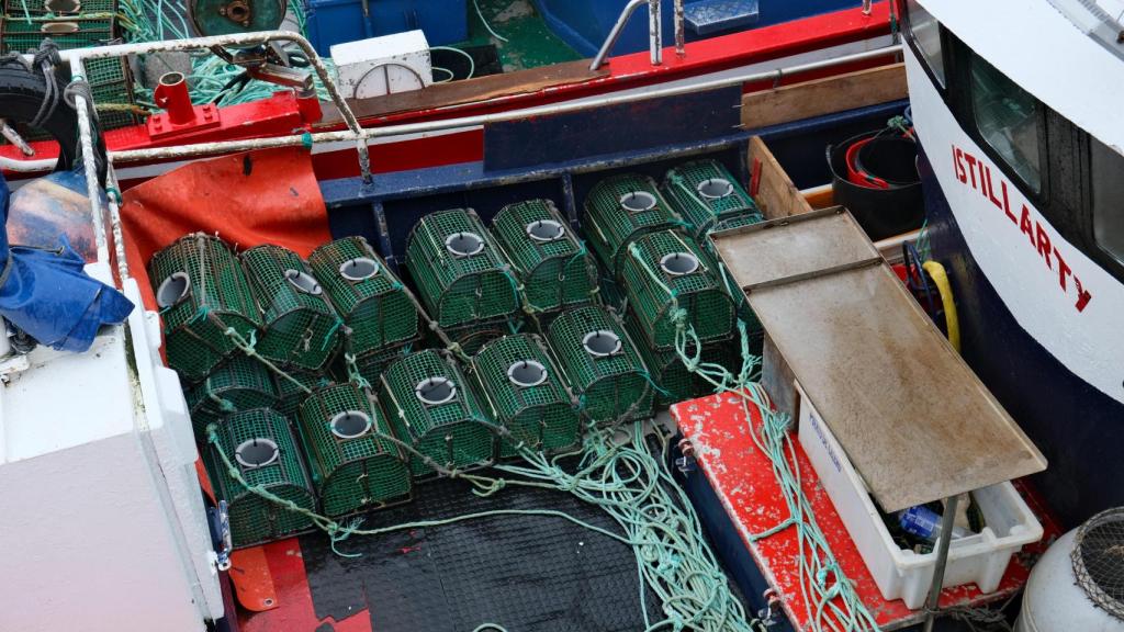 Las nasas de pulpos en uno de los barcos de Puerto de Vega.