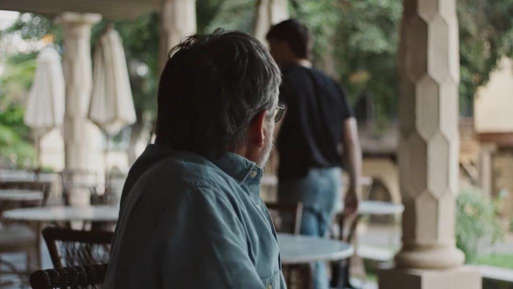 Momento exacto en el que Quevedo sale de la entrevista con Évole.