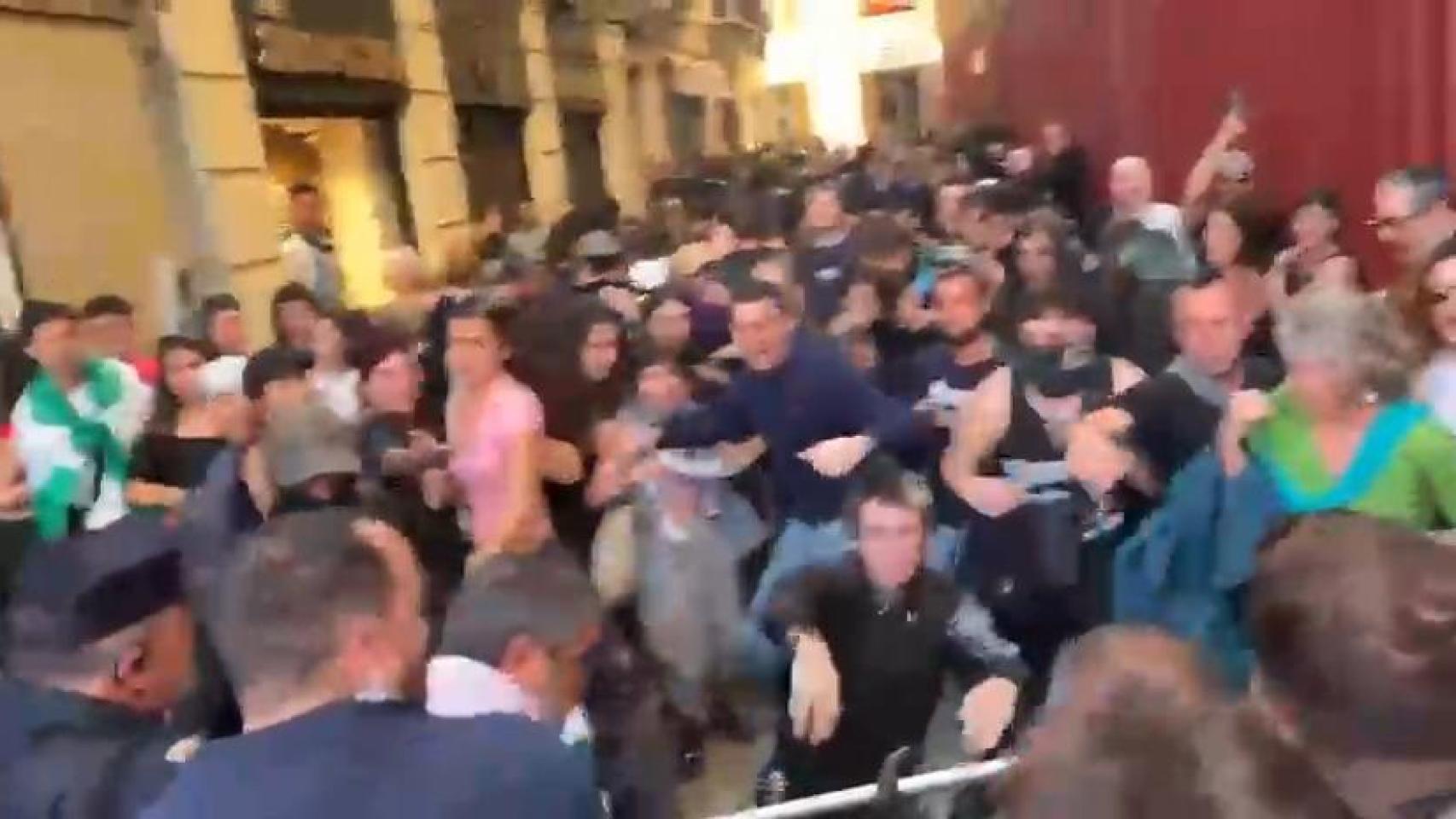 Atropellado arranque de acto de campaña de Vox en Granada: Santiago Abascal se ha encarado con colectivos antifascistas