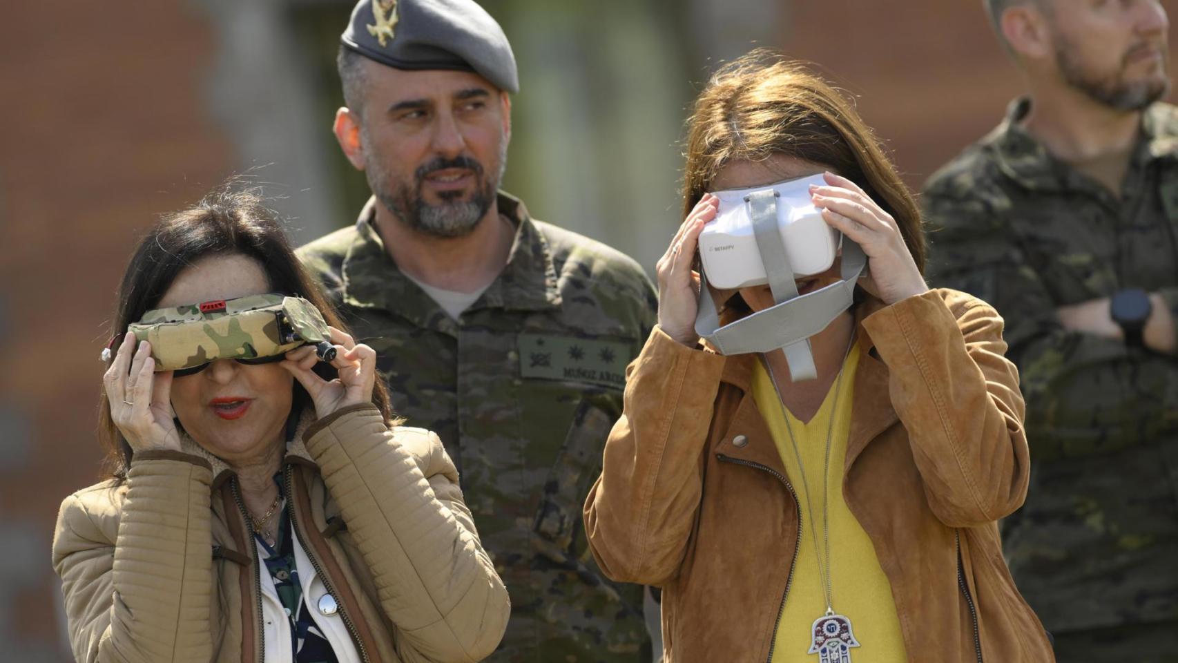 La ministra Margarita Robles visita el Regimiento de infantería 'Príncipe' Nº 3 en Noreña (Asturias), junto a la delegada del Gobierno, Adriana Lastra, el pasado viernes.