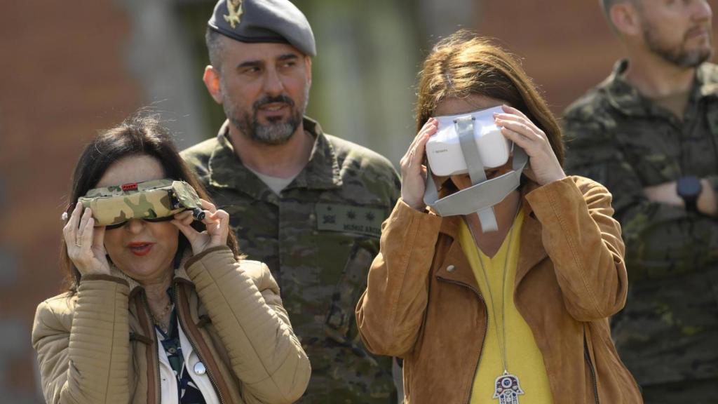 La ministra Margarita Robles visita el Regimiento de infantería 'Príncipe' Nº 3 en Noreña (Asturias), junto a la delegada del Gobierno, Adriana Lastra, el pasado viernes.