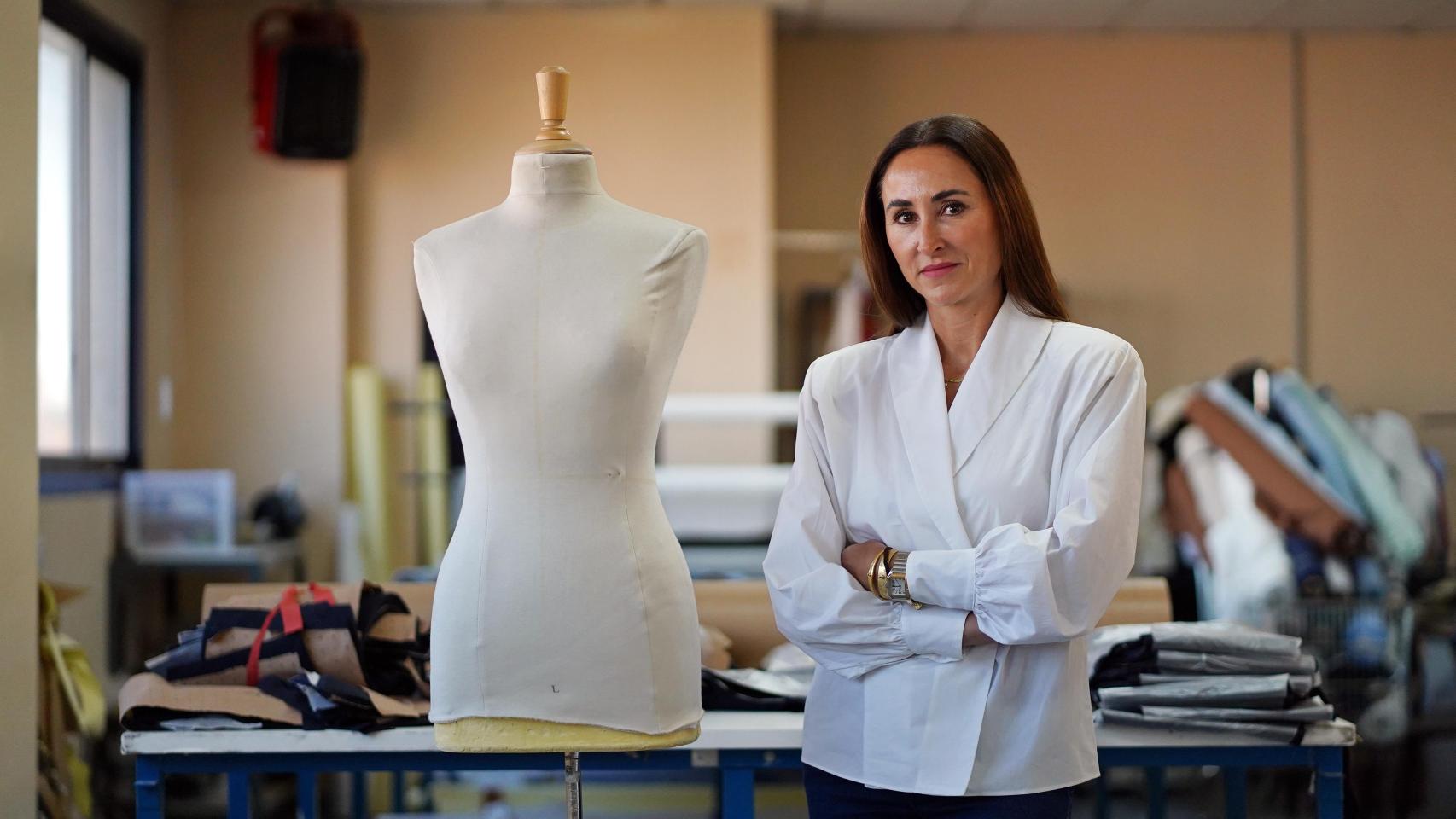 Julia Manchón, fundadora de Julise Magon, en su nuevo taller Fashion Factory Atelier.