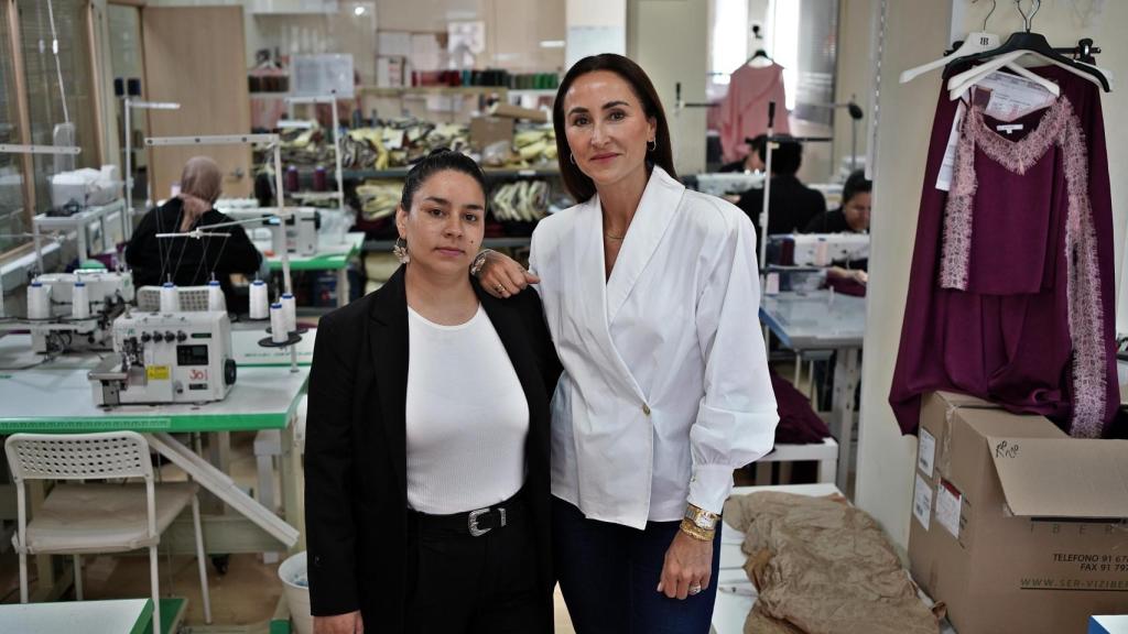 Julia Manchón junto con Lina Marcela Matías, fundadora de Fashion Factory Atelier y todavía encargada de la gestión del taller.