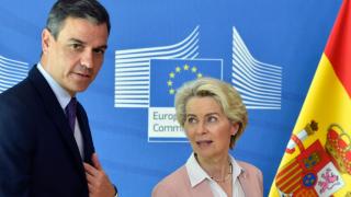 Pedro Sánchez, presidente de España junto a Ursula von der Leyen, presidenta de la Comisión Europea.