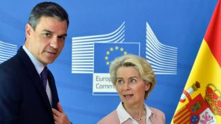 Pedro Sánchez, presidente de España junto a Ursula von der Leyen, presidenta de la Comisión Europea.