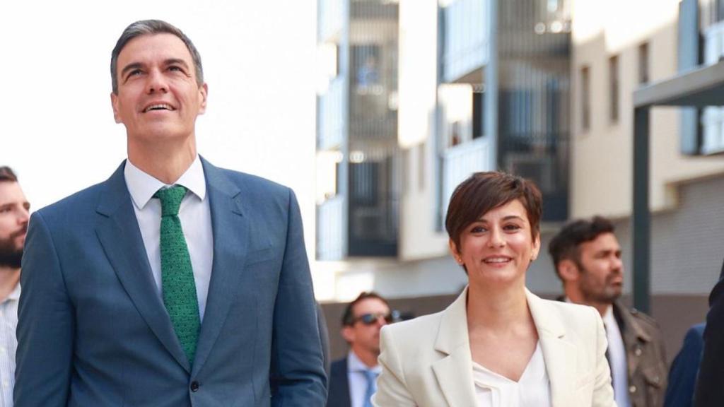 Pedro Sánchez, presidente del Gobierno, junto a Isabel Rodríguez, ministra de Vivienda