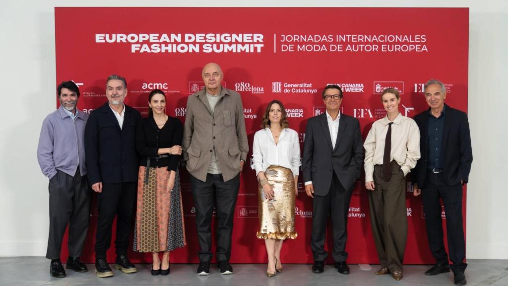 Imagen de grupo delante del 'photocall' del evento.