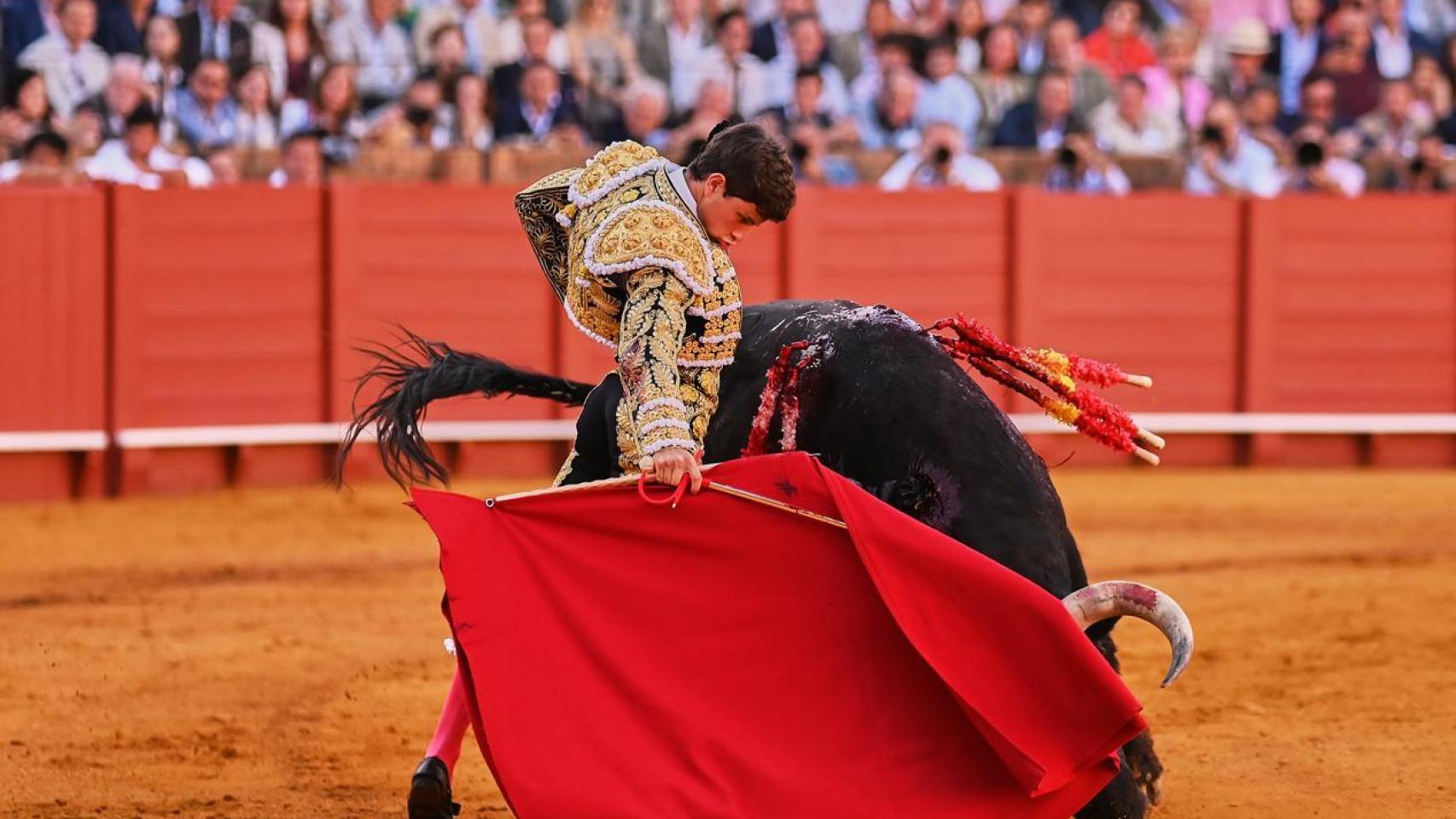 Imágenes de la cuarta corrida de toros de la Feria de Abril.
