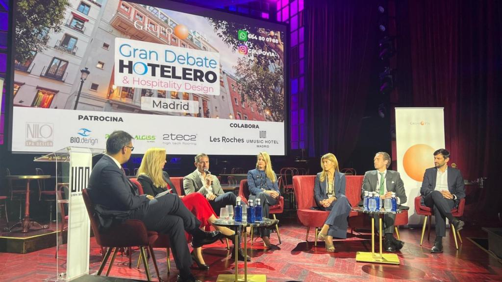 Mesa de debate con líderes de la industria hotelera