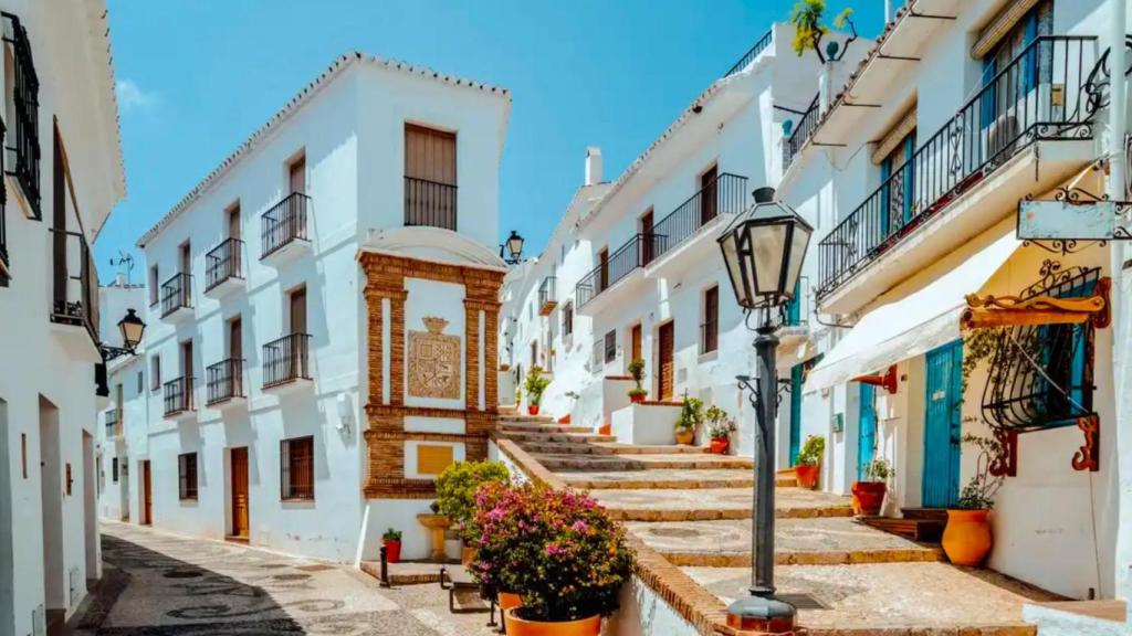 Parece Mykonos, pero es España: la joya del Mediterráneo con calles infinitas que guarda un tesoro