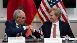 Elbridge Colby, subsecretario de Defensa para Políticas de Estados Unidos, posa con el ministro delegado de Defensa Nacional marroquí, Abdelatif Loudiyi, durante el encuentro en Washington.