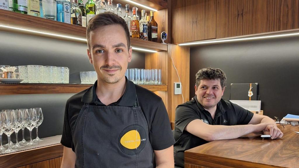 El jefe de cocina, detrás el gran propietario y padre de su familia hostelera, Jorge Lozano.