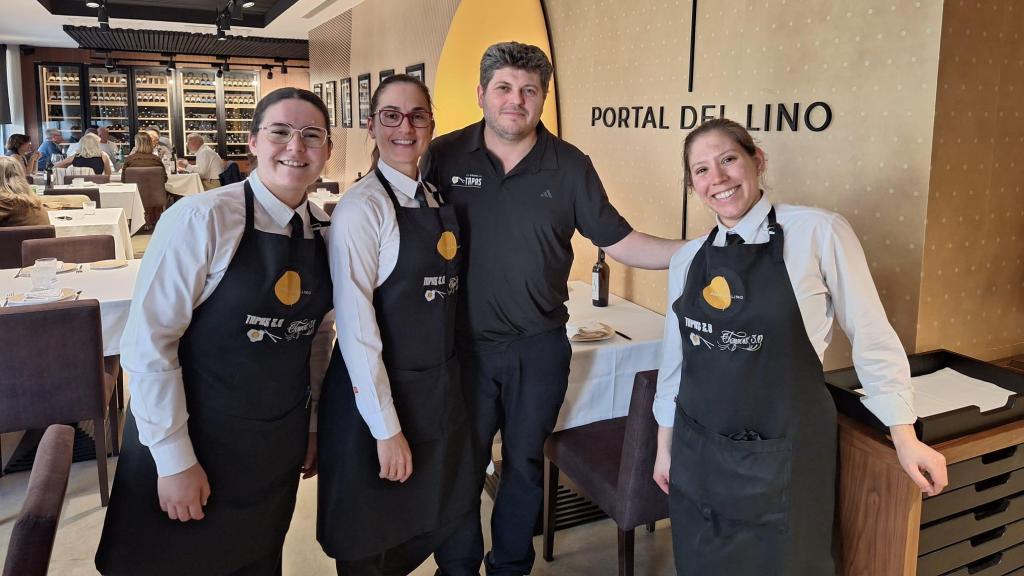 Foto de familia  de parte de la plantilla del restaurante Portal del Lino.