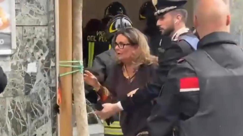 Rehenes saliendo del banco atracado con ayuda de la policía.
