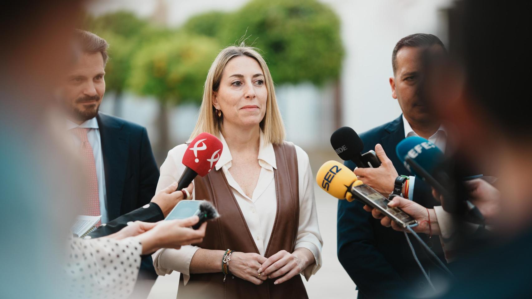 Última hora política, en directo | El PSOE tilda de  reparto de sillones  el acuerdo PP-Vox en Extremadura:  Ganan los socios de Orbán 