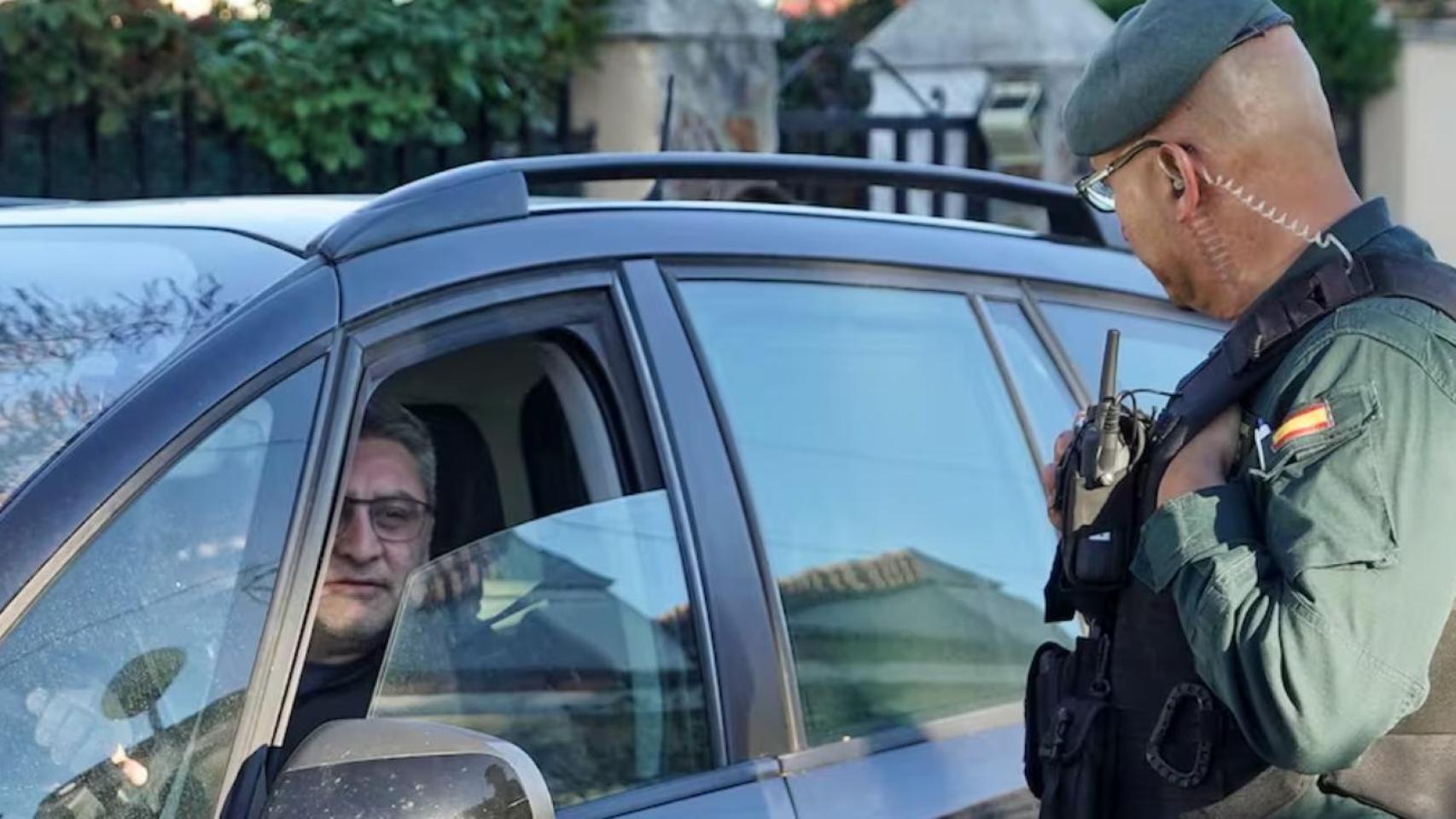 Óscar Sanz, investigado por el asesinato de Esther López, este jueves, a su llegada al chalé de Traspinedo donde se ha localizado el zulo.