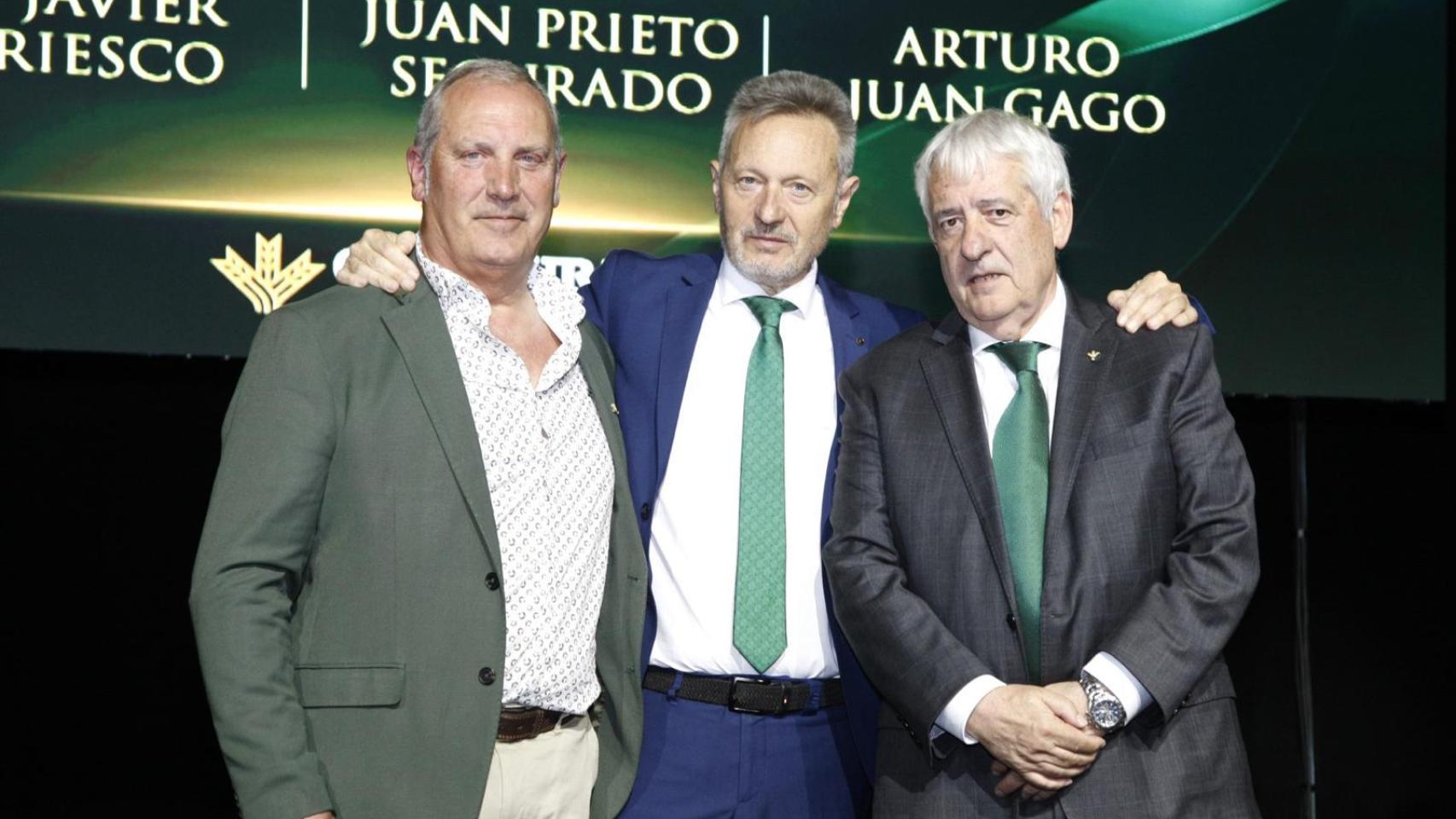 Caja Rural de Zamora premia a tres de sus empleados más veteranos.
