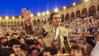 Morante de la Puebla sale a hombros durante el festejo de la Feria de Abril de este jueves en La Maestranza de Sevilla.