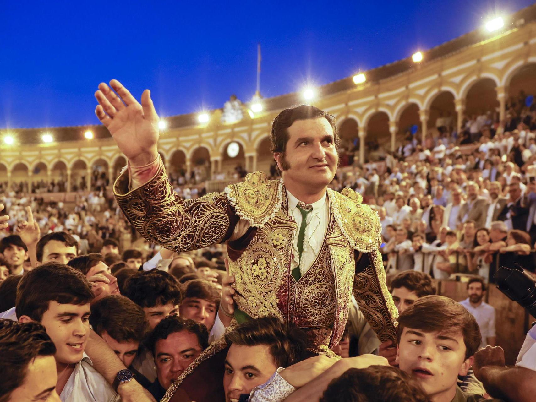Morante de la Puebla sale a hombros durante el festejo de la Feria de Abril de este jueves en La Maestranza de Sevilla.