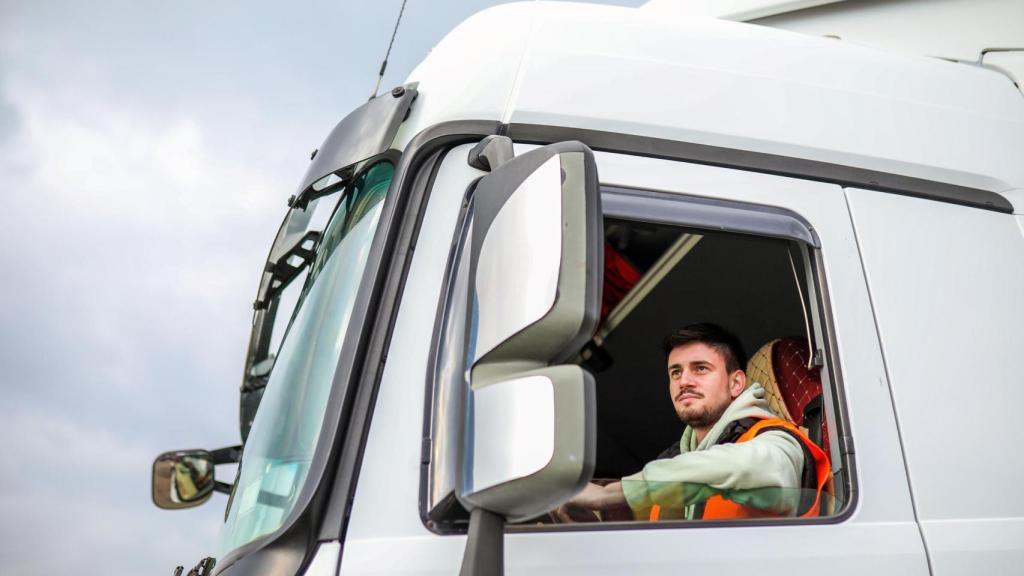 Camionero en su vehículo.