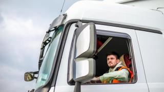 Camionero en su vehículo.