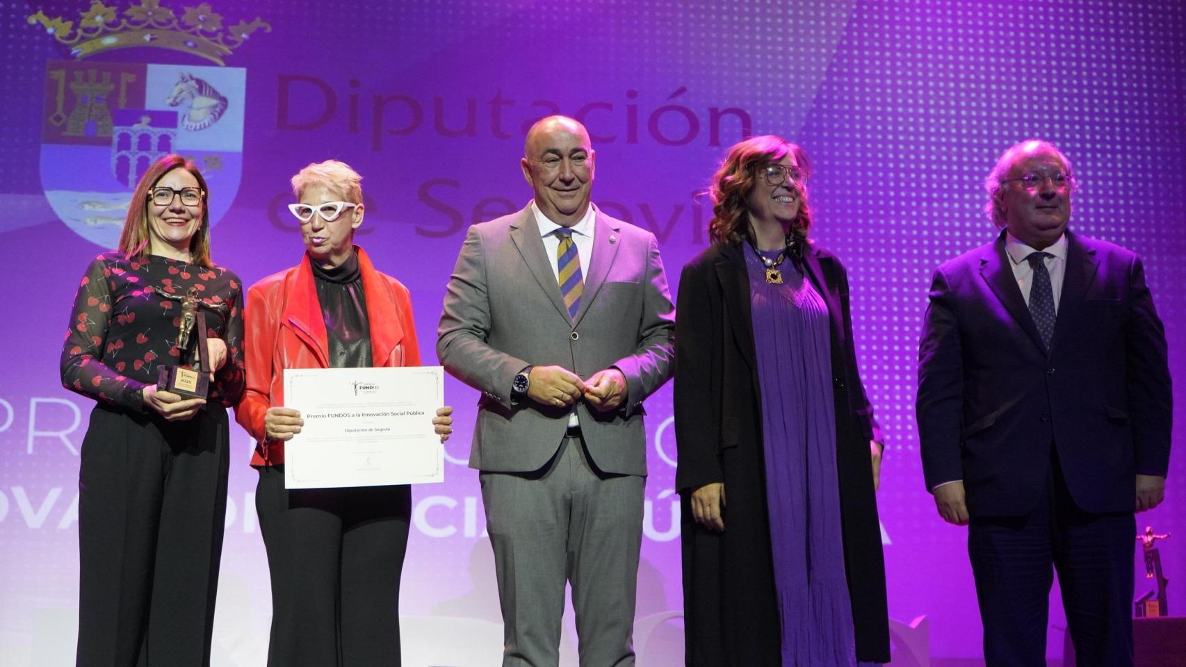 El presidente de la Diputación de Segovia, Miguel Ángel de Vicente, recoge el Premio Fundos a la Innovación Social Pública por el programa 'Vecin+s Puerta con Puerta: Redes de Solidaridad' del Área de Asuntos Sociales, este jueves