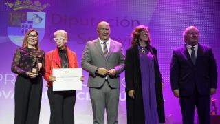 El presidente de la Diputación de Segovia, Miguel Ángel de Vicente, recoge el Premio Fundos a la Innovación Social Pública por el programa 'Vecin+s Puerta con Puerta: Redes de Solidaridad' del Área de Asuntos Sociales, este jueves