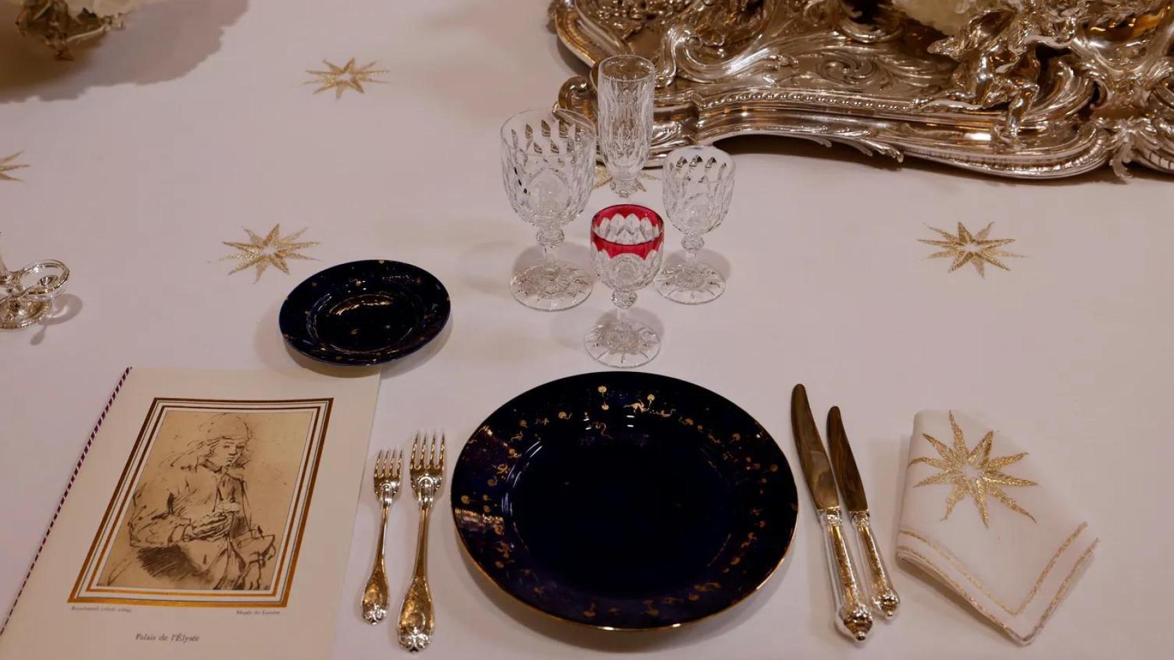 Fotografía de una mesa preparada para una cena de Estado en el Palacio del Elíseo.