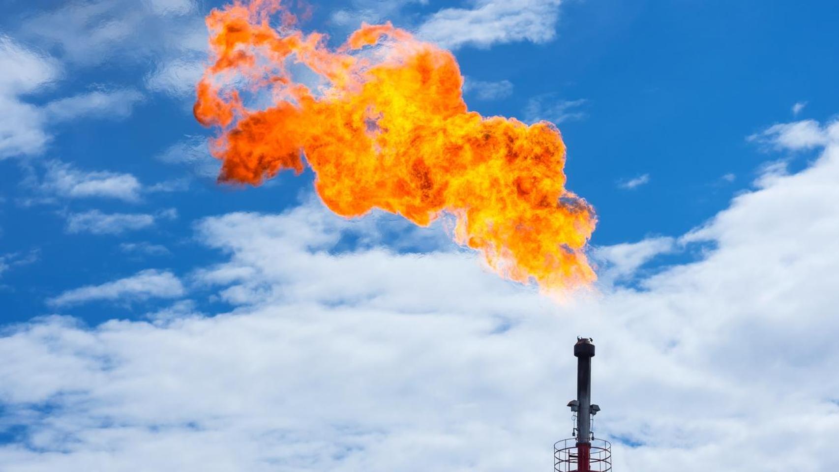 Quema de gas de una fábrica.