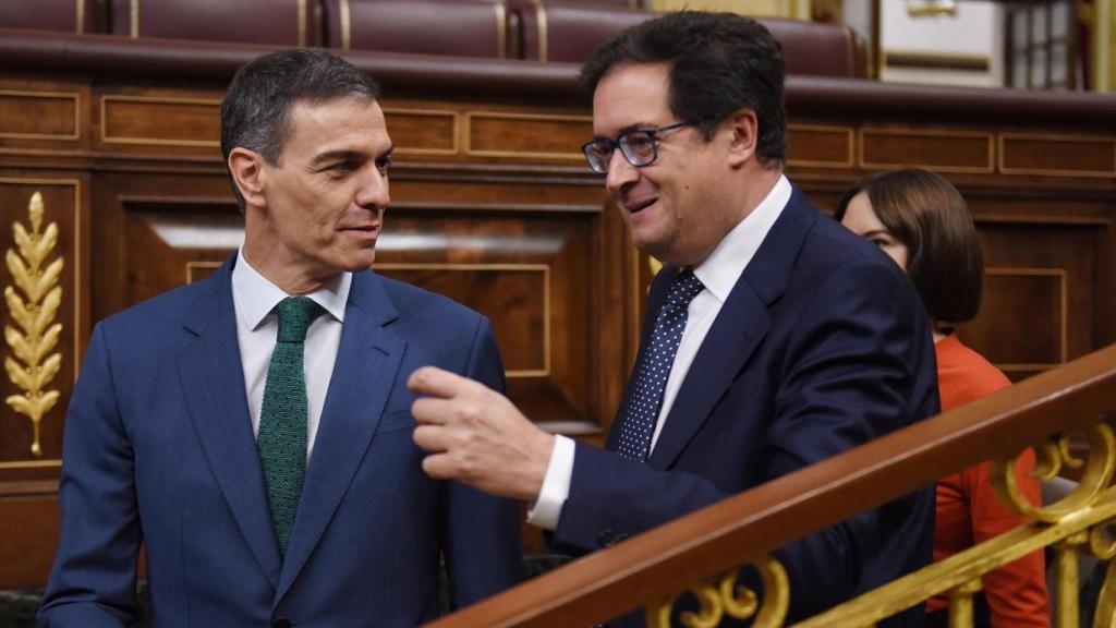 El presidente del Gobierno, Pedro Sánchez, y el ministro para la Transformación Digital, Óscar López, durante una sesión de control al Gobierno.
