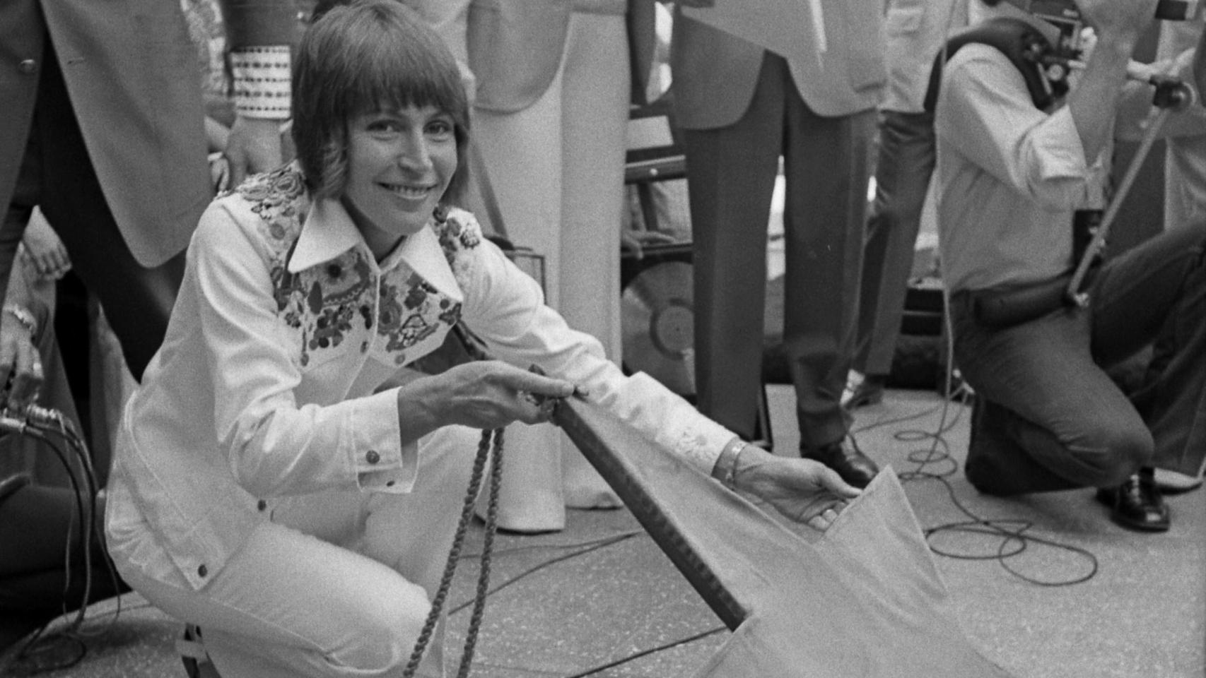 Helen Reddy, con su estrella de la fama en 1974.