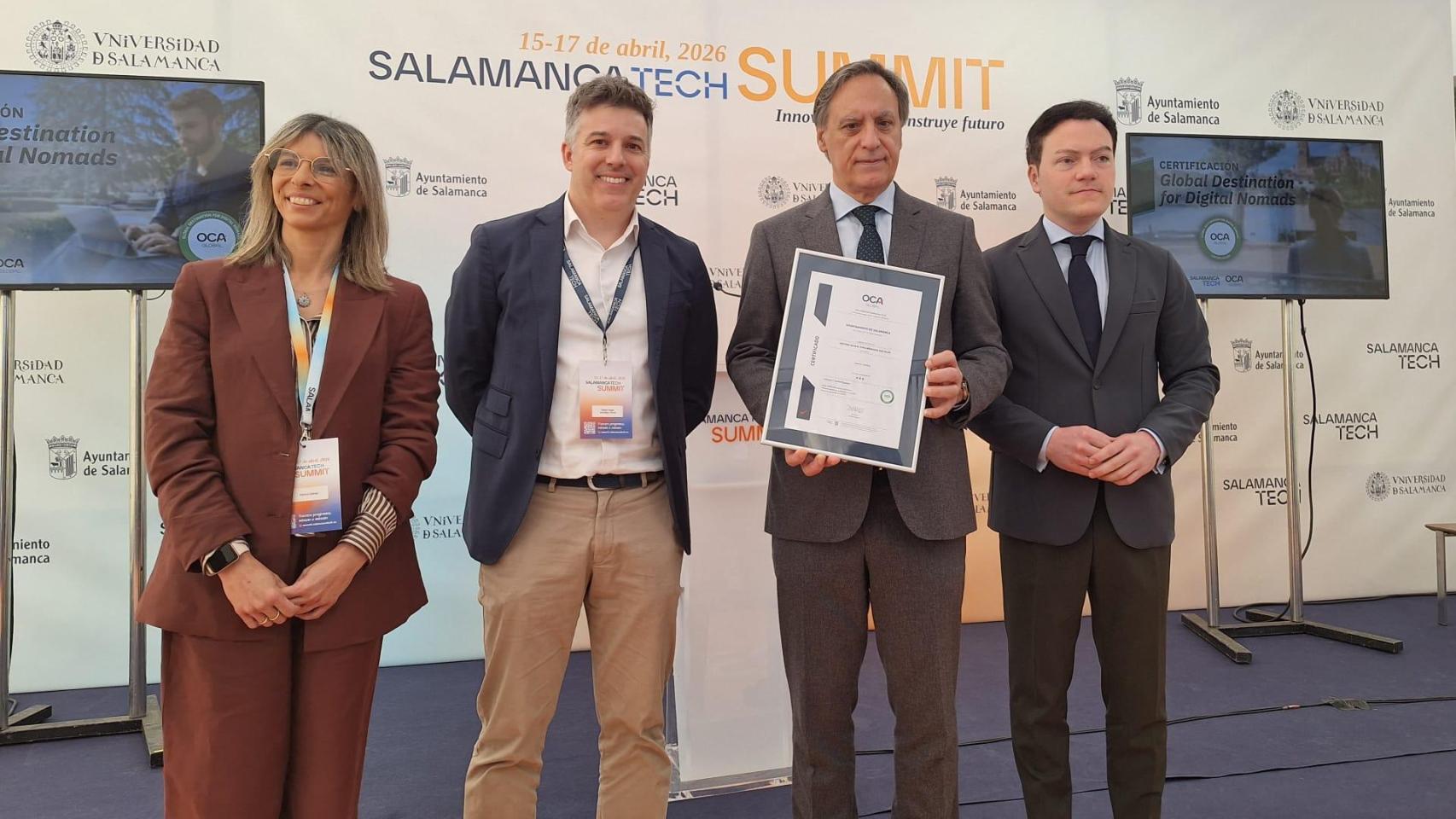 El alcalde de Salamanca, Carlos García Carbayo acompañado de los representantes de OCA Global y del concejal Pedro Martínez