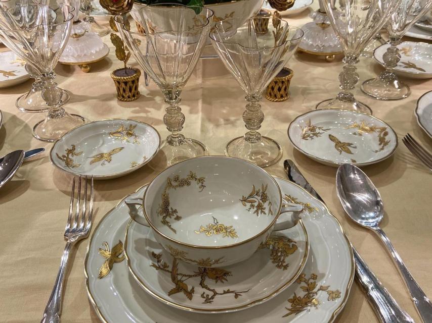 Una vajilla que encargó El Palacio del El Elíseo a Bernardaud para la primera visita a París de la Reina Isabel.