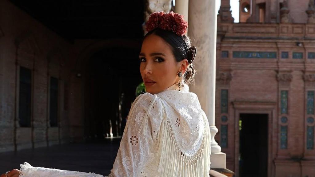 Rocío Osorno vestida de flamenca en la Feria de Sevilla 2025.
