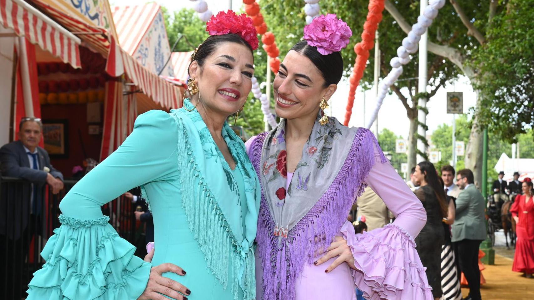 Raquel Revuelta y Claudia Ula en la Feria de Sevilla 2025.