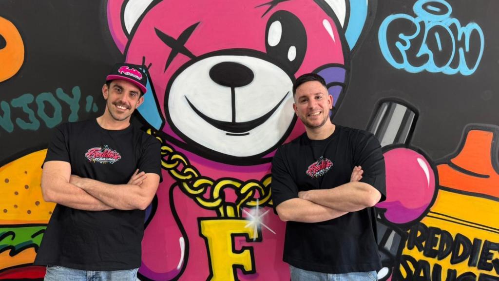 Tomy y Sergio en la nueva hamburguesería.
