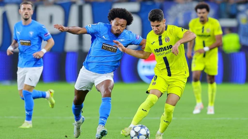 El Villareal jugando en Champions contra el Pafos.