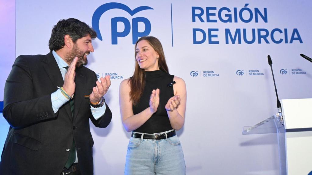 Fernando López Miras y Esther Muñoz, durante la Junta Directiva Abierta del PP de la Región de Murcia celebrada en Murcia