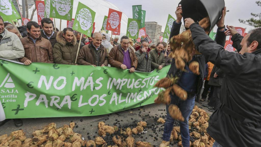 Imagen recurso de Concentración de remolacheros promovida por ASAJA. En la imagen lanzan remolacha a la puerta de la Delegación del Gobierno.