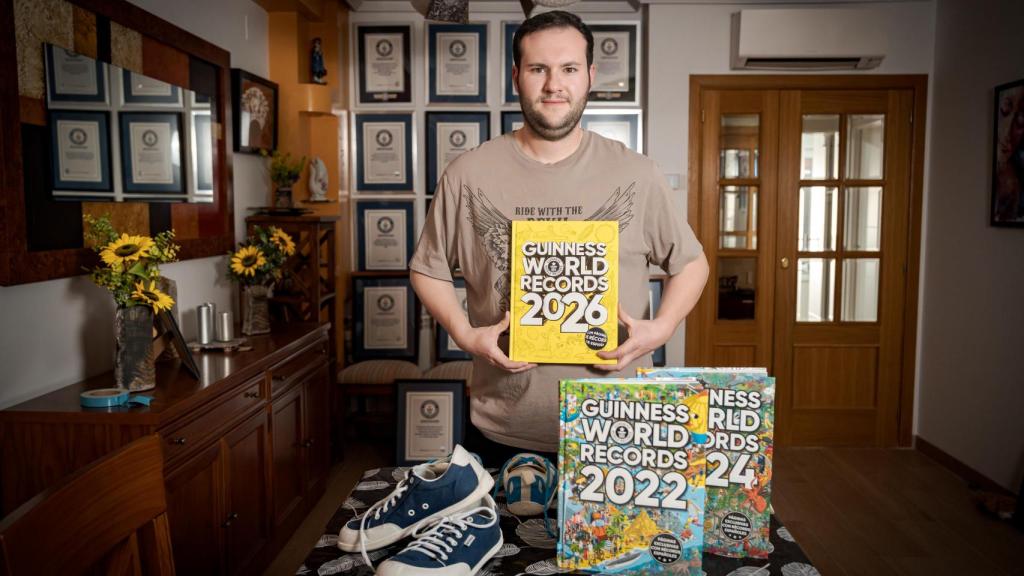 Álvaro Martín, el madrileño con más Récord Guinness posando junto a sus logros