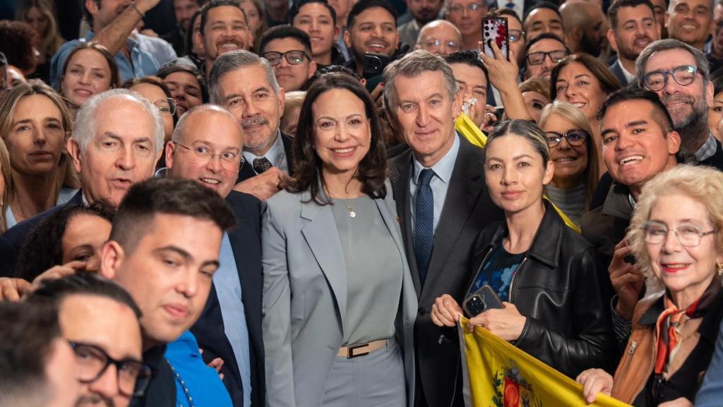 Feijóo y María Corina Machado arropados por una multitud en la sede del PP.