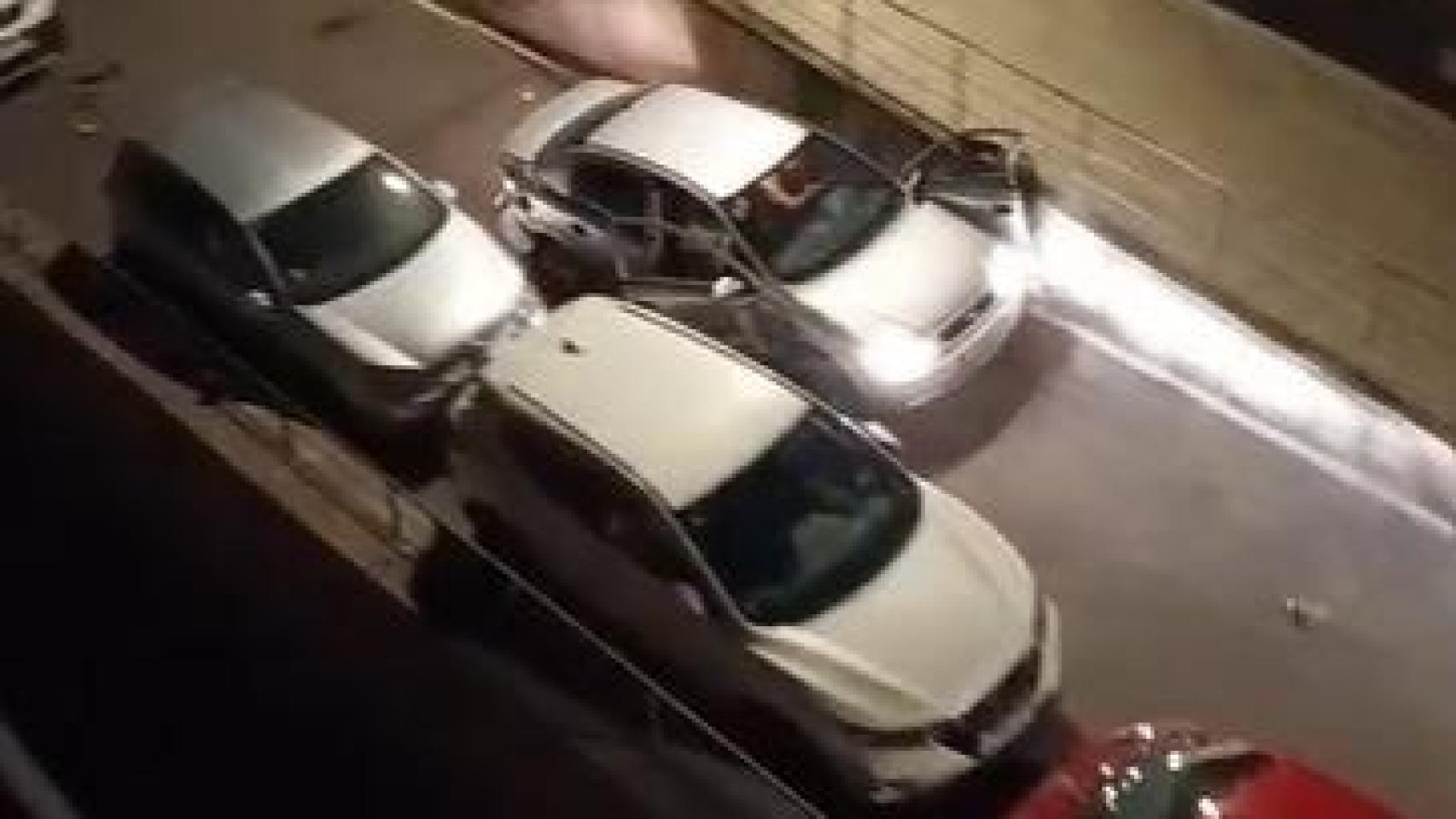 Captura del vídeo publicado en redes sociales donde se observa al conductor impactando con vehículos estacionados y vallas.