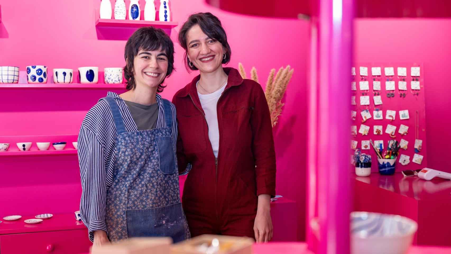 Las artistas María Camisón y Sasha Kolynska posan en el taller que comparten en la calle Sixto Ramón Parro, en el Casco Histórico de Toledo.