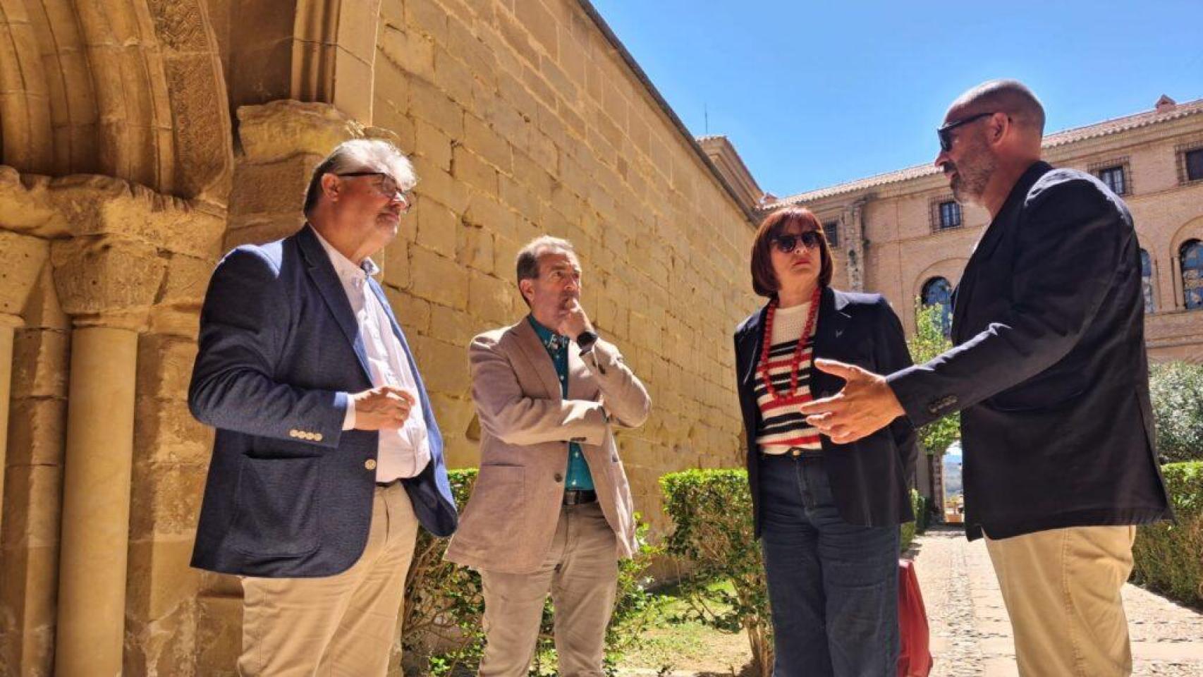 Representantes de la FAMCP y de la Comarca del Bajo Aragón en el inicio de la ruta comarcal.