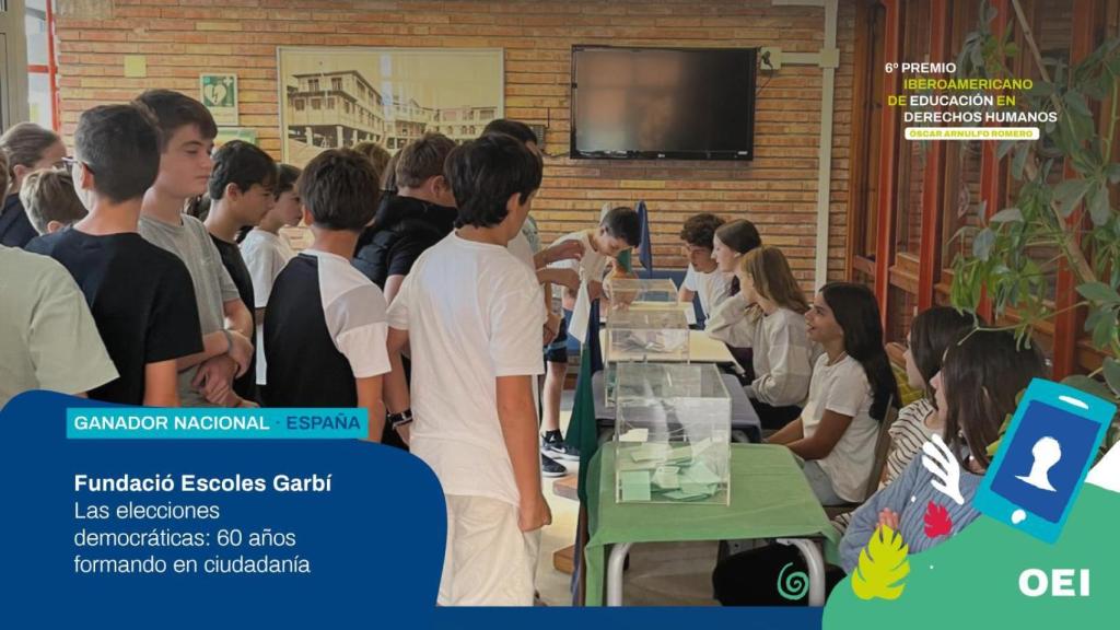 Los alumnos votan en una de las elecciones organizadas en el centro.