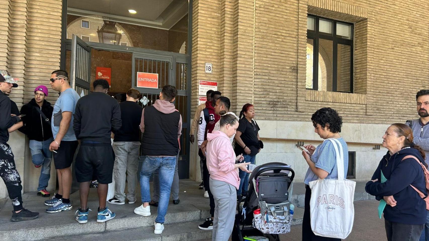Filas a las puertas del Ayuntamiento de Zaragoza.